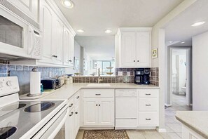Fridge, microwave, oven, stovetop - Sea Colony 1st floor condo w/ gym, tennis court, and balcony - ocean view (Bethany Beach)