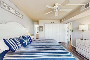 Tabla de planchar con plancha, wifi y ropa de cama 