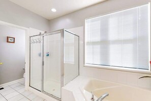 Shower, towels - Swann Cove house with free WiFi and pool (Selbyville)