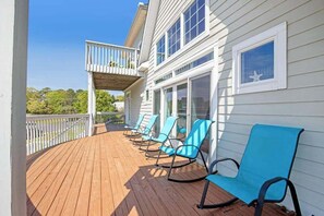 Terrace/patio - Quillens Point home w/ 5 decks, screened porch, grill & shared tennis - dogs OK (Ocean View)