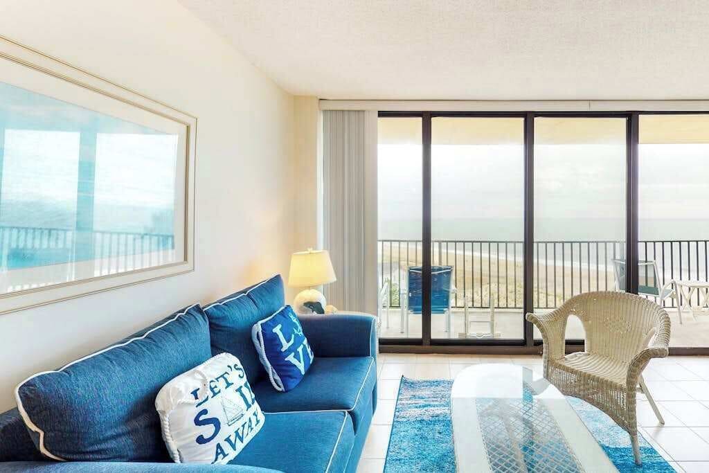 Televisión, reproductor de DVD y oficina 