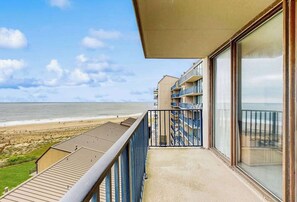 Property grounds - Sea Colony 7th floor condo w/ elevator, shared sauna, balcony & ocean view (Bethany Beach)