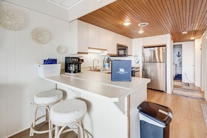 Wasserkocher mit Kaffee-/Teezubehör, Kühlschrank, Mikrowelle, Ofen
