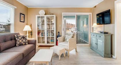 Bethany Meadows Condo w/Free WiFi, Shared Pool & Tennis Court, W/D, AC, Patio