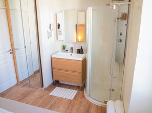 Bathroom - Apartment in Cannes: rooftop and sky views (Cannes)