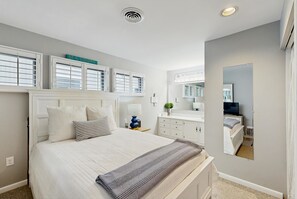 Tabla de planchar con plancha, wifi y ropa de cama 