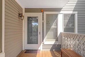 Exterior detail - Bay view condo with screened porch, central AC, on-site golf and shared pool (Ocean View)