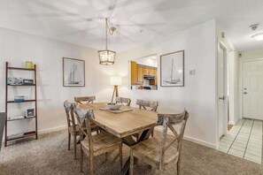 Dining - Bay view condo with screened porch, central AC, on-site golf and shared pool (Ocean View)