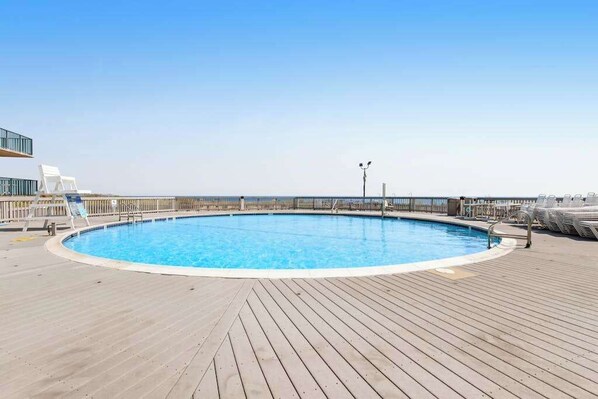 A circular pool on a wooden deck with a clear view of the sea. - Sea Colony Condo with Pools, Tennis, Beach Access, WiFi, Central AC, and W/D (Bethany Beach)
