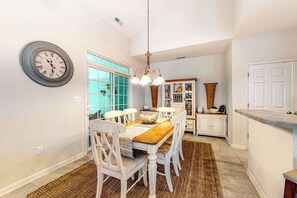 Dining - Bear Trap Dunes condo with screened porch, deck, pools, saunas & beach shuttle (Ocean View)