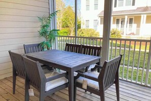 Outdoor dining - Bear Trap Dunes with screened patio, pools, tennis, basketball, & WiFi (Ocean View)