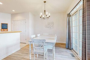 Dining - Bear Trap Dunes with screened patio, pools, tennis, basketball, & WiFi (Ocean View)