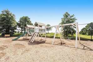 Children’s area - Bear Trap Dunes with screened patio, pools, tennis, basketball, & WiFi (Ocean View)
