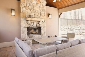 Outdoor dining - Private Pool House - Pool · Jacuzzi · Fireplace (Pine Bush)