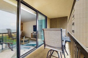 Outdoor dining - Sea Colony Ocean renovated beachfront condo with balcony, AC, pools, & tennis (Bethany Beach)