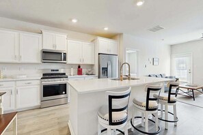 Fridge, microwave, oven, stovetop - Ocean View Beach Club townhouse with pool, sauna, tennis, & washer/dryer (Ocean View)