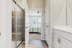 Desk, WiFi, bed sheets - Ocean View Beach Club townhouse with pool, sauna, tennis, & washer/dryer (Ocean View)