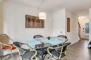 Dining - Villas of Bethany West townhome with WiFi, patio, pool, & tennis/pickleball (Bethany Beach)