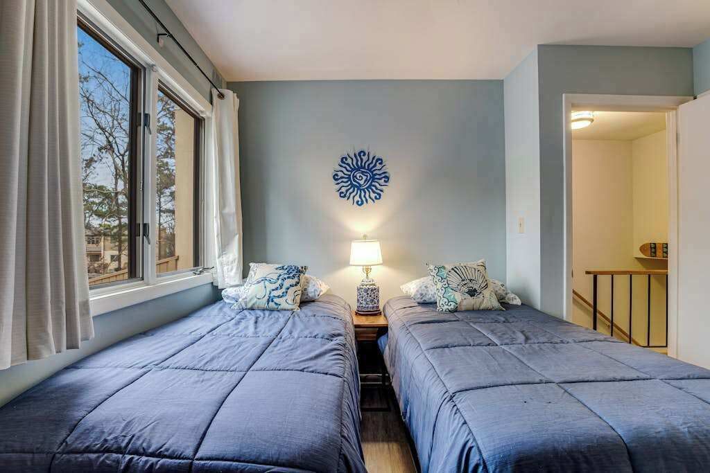 Desk, iron/ironing board, WiFi, bed sheets