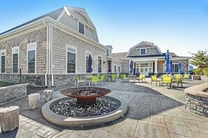 Outdoor dining - Spacious coastal home with pool & gym, fast WiFi, central AC & great location (Ocean View)