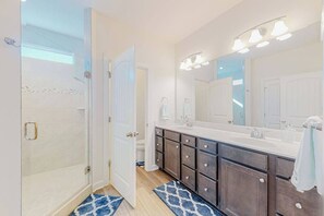Shower, hair dryer, towels - Spacious coastal home with pool & gym, fast WiFi, central AC & great location (Ocean View)
