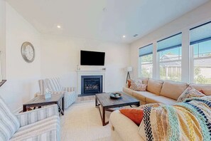 TV, fireplace, offices - Spacious coastal home with pool & gym, fast WiFi, central AC & great location (Ocean View)