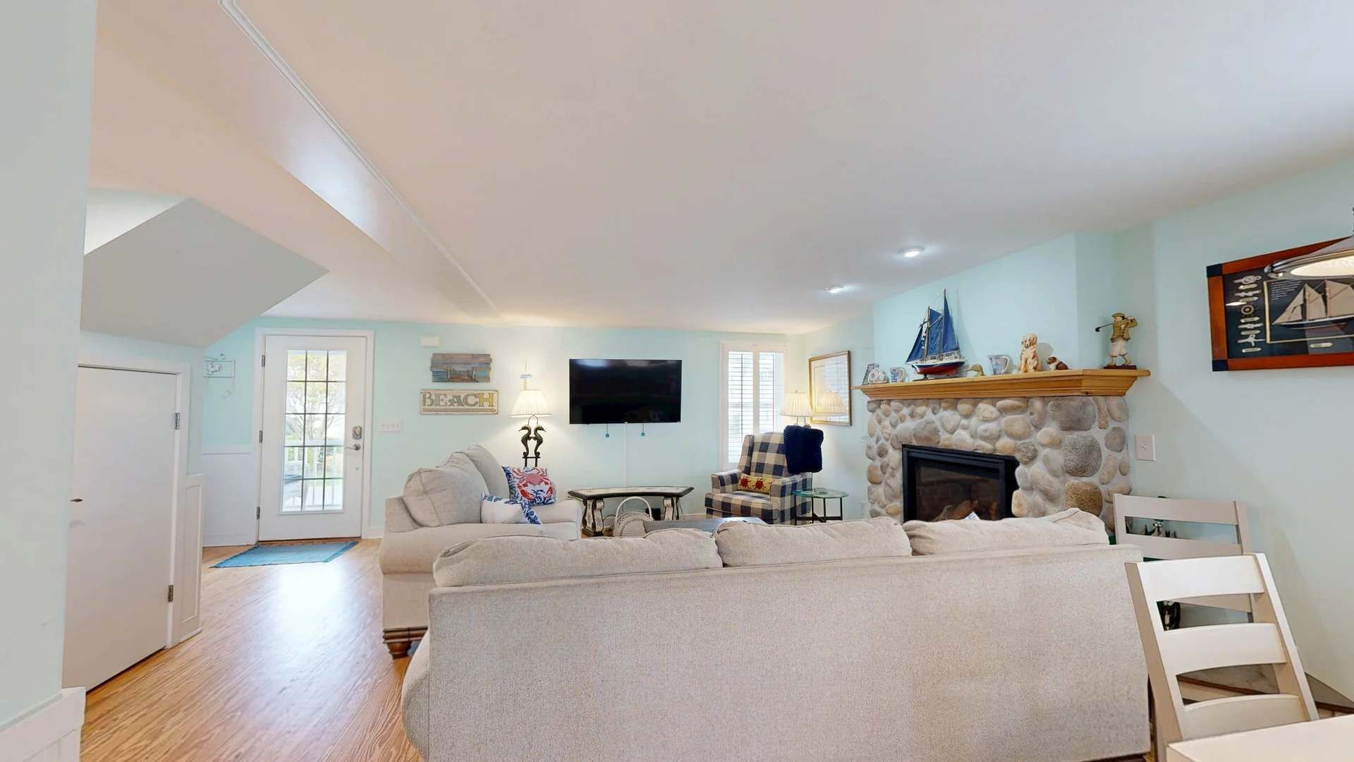 Una sala de estar con chimenea, televisor y sofá.