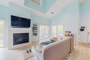TV, fireplace, offices - Sea Colony condo w/ beach access, pools, tennis, gym, fast WiFi, central AC, W/D (Bethany Beach)