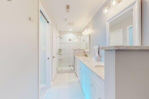 Shower, hair dryer, towels - Sea Colony condo w/ beach access, pools, tennis, gym, fast WiFi, central AC, W/D (Bethany Beach)