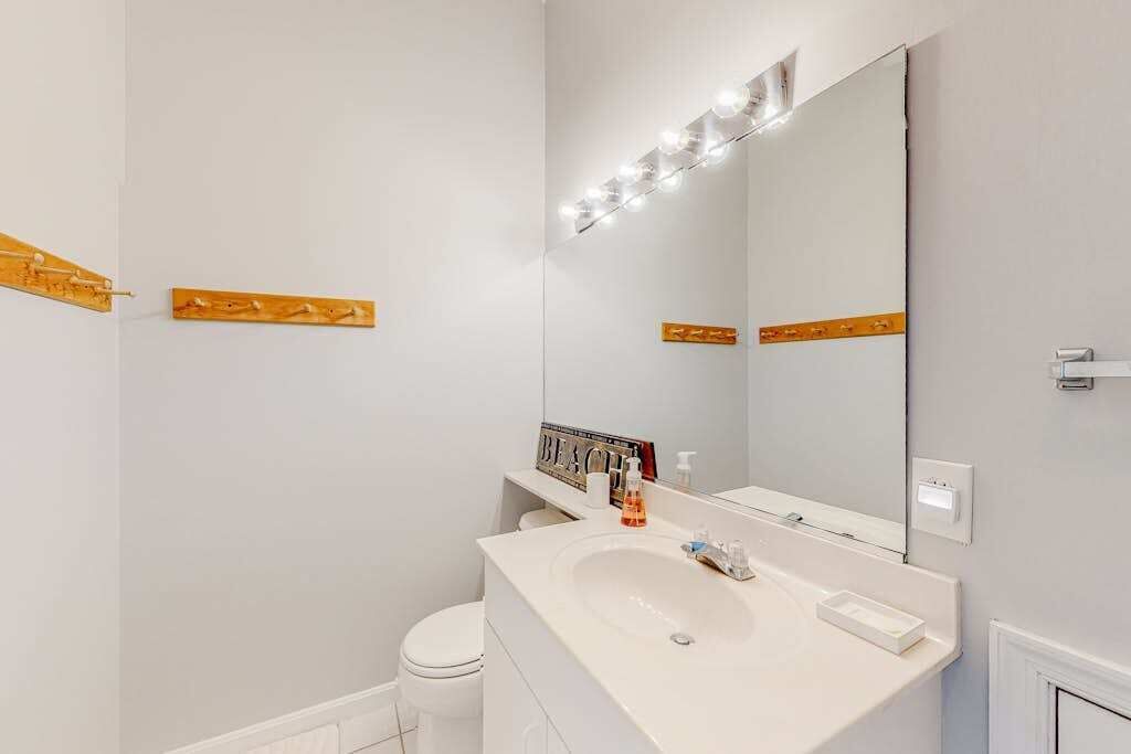 Ein modernes Badezimmer mit Waschbecken, Spiegel und Waschtisch.