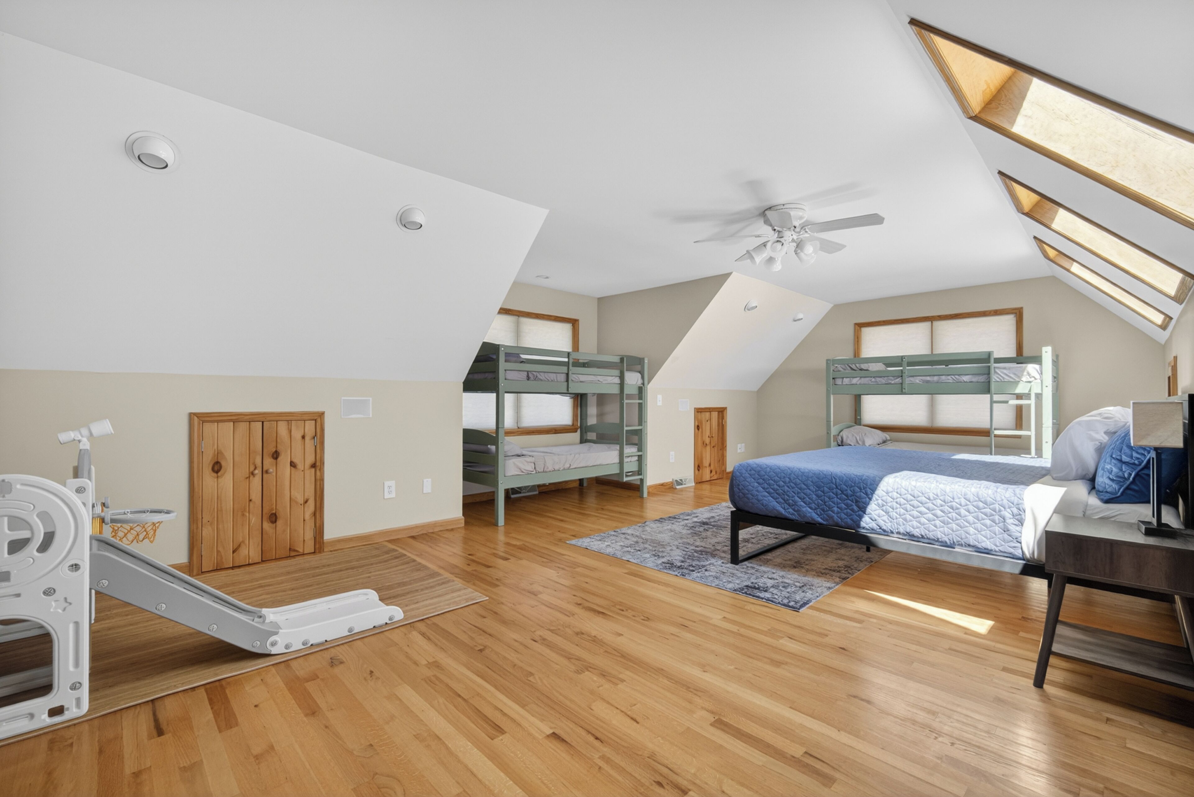 Tabla de planchar con plancha, wifi, ropa de cama