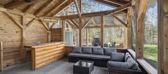 Aurora Hill: Pool • Hot Tub • Saratoga Lake & Race Track