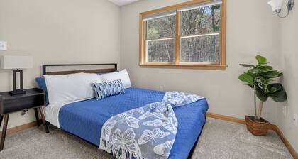 Aurora Hill: Pool • Hot Tub • Saratoga Lake & Race Track
