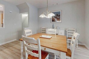 Dining - Bear Trap Dunes home w/ AC, fireplace, balcony, W/D, beach shuttle (Ocean View)