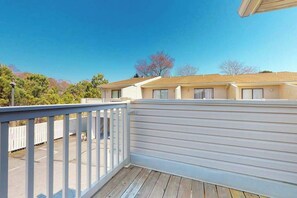 Terrace/patio - Sea Pines Village - Spectacular condo with W/D, gas grill, balcony, & pool (Bethany Beach)