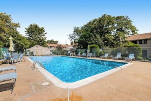 Pool - Sea Pines Village - Spectacular condo with W/D, gas grill, balcony, & pool (Bethany Beach)