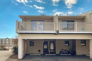 Exterior - Sea Pines Village - Spectacular condo with W/D, gas grill, balcony, & pool (Bethany Beach)
