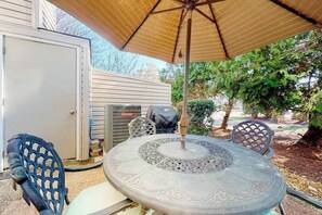 Outdoor dining - Sea Pines Village - Spectacular condo with W/D, gas grill, balcony, & pool (Bethany Beach)