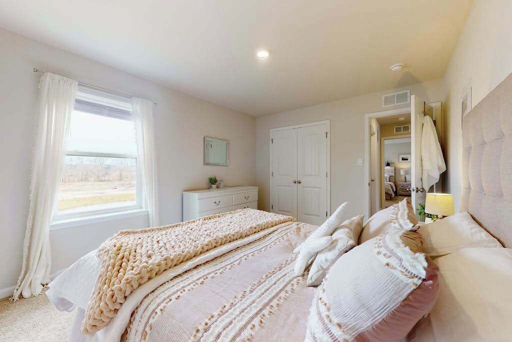 Desk, iron/ironing board, WiFi, bed sheets