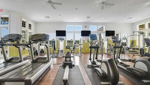 Ett gym med löpband, crosstrainers och motionscyklar.