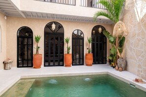 حمام سباحة