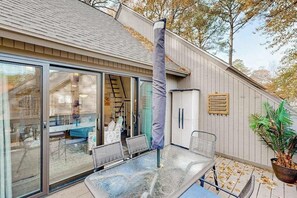 Outdoor dining - Remodeled Sea Colony condo with resort pools, private beach, tennis, gym, & W/D (Bethany Beach)