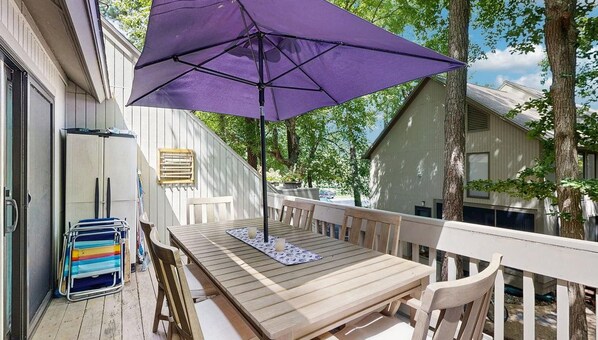 Outdoor dining - Remodeled Sea Colony condo with resort pools, private beach, tennis, gym, & W/D (Bethany Beach)