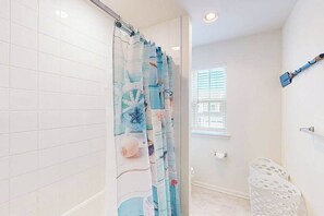 Shower, hair dryer, towels - Bishop's Landing townhouse with grill, outdoor pool, gym, tennis court, shuttle (Millville)