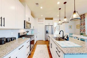 Fridge, microwave, oven, stovetop - Bishop's Landing townhouse with grill, outdoor pool, gym, tennis court, shuttle (Millville)