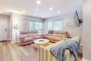 TV, offices - Sea Colony tennis condo with pools, fitness center & tennis courts (Bethany Beach)