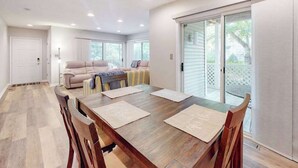 Un espace repas comprenant une table en bois, des chaises et un canapé.