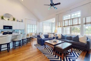 TV, fireplace, offices - Bear Trap Dunes home with fabulous shared amenities, jetted tub, & bikes (Ocean View)