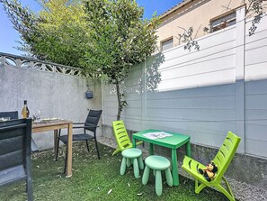 Outdoor dining - Les Amphores by Interhome (Le Grau du Roi)