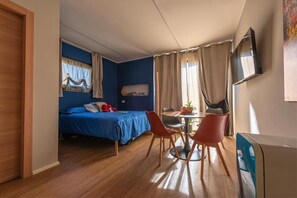 Desk, laptop workspace, blackout curtains, soundproofing - B&B Sentiero Rusca (Ponchiera)